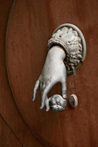 La main qui ouvre la porte